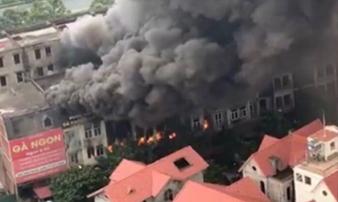 Gần chục căn biệt thự khu Thiên đường Bảo Sơn đang cháy dữ dội Gần chục căn biệt thự khu Thiên đường Bảo Sơn đang cháy dữ dội