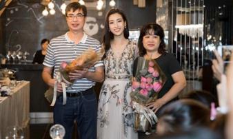 Sau loạt lùm xùm, Hoa hậu Đỗ Mỹ Linh “ghi điểm” khi cùng mẹ đăng ký hiến tạng Sau loạt lùm xùm, Hoa hậu Đỗ Mỹ Linh “ghi điểm” khi cùng mẹ đăng ký hiến tạng
