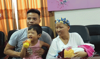 Bữa cơm đầu tiên của 2 mẹ con Bình An ở nhà Bữa cơm đầu tiên của 2 mẹ con Bình An ở nhà
