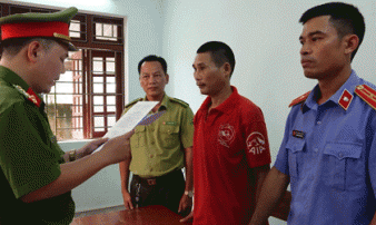 Bắt tạm giam 3 người đốt ong gây cháy rừng kinh hoàng ở Hà Tĩnh Bắt tạm giam 3 người đốt ong gây cháy rừng kinh hoàng ở Hà Tĩnh