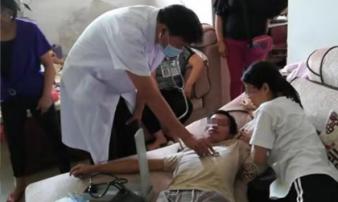 Bố dượng khóc lóc thảm thiết khi thấy tìm thấy thi thể con riêng do chính tay mình giết hại Bố dượng khóc lóc thảm thiết khi thấy tìm thấy thi thể con riêng do chính tay mình giết hại