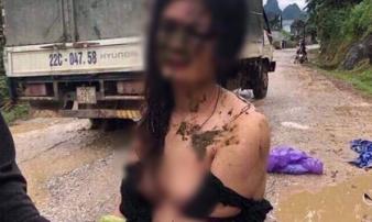 Xôn xao hình ảnh cô gái trẻ bị đánh ghen, lột quần áo và ném chất thải khắp người ngay giữa đường Xôn xao hình ảnh cô gái trẻ bị đánh ghen, lột quần áo và ném chất thải khắp người ngay giữa đường