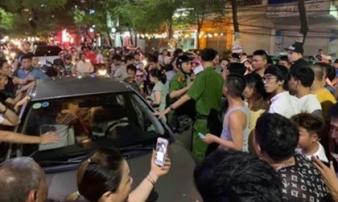 Hải Phòng: Xe ô tô đâm vào hai mẹ con rồi bỏ chạy, người dân vây kín 2 bên Hải Phòng: Xe ô tô đâm vào hai mẹ con rồi bỏ chạy, người dân vây kín 2 bên