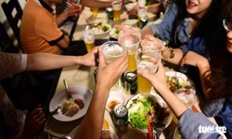Ăn hải sản uống bia rượu là dại: Sai lầm khiến cả nhà tiền mất tật mang Ăn hải sản uống bia rượu là dại: Sai lầm khiến cả nhà tiền mất tật mang