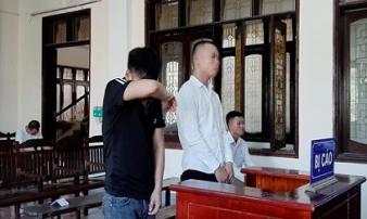 Kẻ đánh bác sĩ đang khám bệnh ở BV Vinh có án tích giết người, bị tuyên 33 tháng tù Kẻ đánh bác sĩ đang khám bệnh ở BV Vinh có án tích giết người, bị tuyên 33 tháng tù