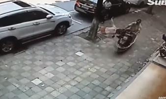 Chồng đâm xe, vung dao tấn công vợ giữa đường khi hai người chuẩn bị ra tòa ly hôn Chồng đâm xe, vung dao tấn công vợ giữa đường khi hai người chuẩn bị ra tòa ly hôn