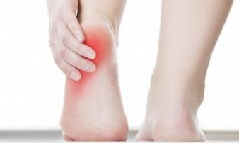 Thấy gót chân bị đau kiểu này, hãy cảnh giác vì căn bệnh nguy hiểm đang 'gõ cửa' Thấy gót chân bị đau kiểu này, hãy cảnh giác vì căn bệnh nguy hiểm đang 'gõ cửa'