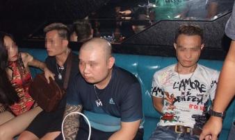 Đột kích quán bar giữa trung tâm Hà Nội, thu giữ súng đạn và ma túy Đột kích quán bar giữa trung tâm Hà Nội, thu giữ súng đạn và ma túy