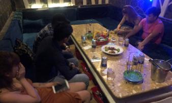 Tiếp viên ăn mặc hở hang phục vụ khách chơi ma tuý ở nhà hàng trung tâm Sài Gòn Tiếp viên ăn mặc hở hang phục vụ khách chơi ma tuý ở nhà hàng trung tâm Sài Gòn