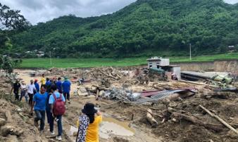 Không biết bơi vẫn cứu 5 người giữa dòng lũ Không biết bơi vẫn cứu 5 người giữa dòng lũ