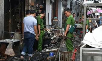 Hàng trăm bình gas mini bắt lửa gây hỏa hoạn, hơn 10 người bị mắc kẹt Hàng trăm bình gas mini bắt lửa gây hỏa hoạn, hơn 10 người bị mắc kẹt