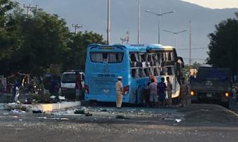 Hai xe khách tông nhau kinh hoàng trong đêm, 17 người thương vong Hai xe khách tông nhau kinh hoàng trong đêm, 17 người thương vong