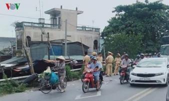Xe máy va chạm xe bồn, 2 người tử vong Xe máy va chạm xe bồn, 2 người tử vong