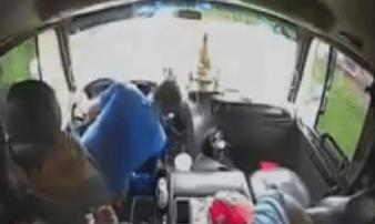 CLIP: Tài xế đột quỵ khi đang lái xe, phụ xe kịp thời tấp vào lề an toàn CLIP: Tài xế đột quỵ khi đang lái xe, phụ xe kịp thời tấp vào lề an toàn