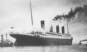 Con tàu Titanic huyền thoại đang tan rã vào đại dương Con tàu Titanic huyền thoại đang tan rã vào đại dương