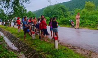 Phát hiện thi thể người đàn ông đang phân hủy bên bụi tre ở Nghệ An Phát hiện thi thể người đàn ông đang phân hủy bên bụi tre ở Nghệ An
