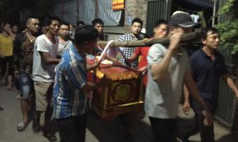 Đẫm nước mắt đám tang lặng lẽ tiễn biệt bé gái 14 tháng tuổi trong vụ án thảm sát gia đình em trai Đẫm nước mắt đám tang lặng lẽ tiễn biệt bé gái 14 tháng tuổi trong vụ án thảm sát gia đình em trai