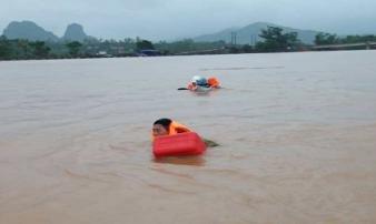 Phó chủ tịch huyện ở Quảng Bình vật lộn giữa dòng nước lũ suốt 1km Phó chủ tịch huyện ở Quảng Bình vật lộn giữa dòng nước lũ suốt 1km