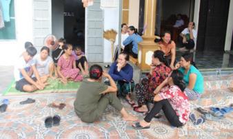7 ngư dân Nghệ An chìm trên biển: Người thân cầu mong phép màu 7 ngư dân Nghệ An chìm trên biển: Người thân cầu mong phép màu
