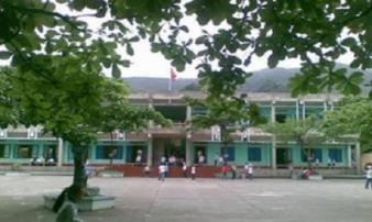 Nam sinh lớp 3 tử vong do ngã ở trường Nam sinh lớp 3 tử vong do ngã ở trường