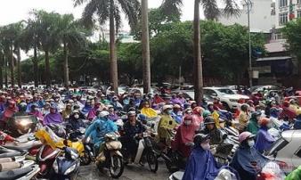 Đường Hà Nội tê liệt, bố mẹ đưa con đi học không nổi đành quay về Đường Hà Nội tê liệt, bố mẹ đưa con đi học không nổi đành quay về