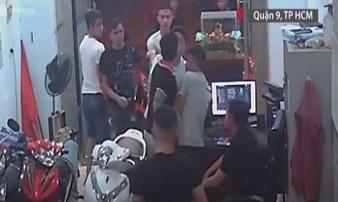 Clip: Nam thanh niên bất ngờ tạt xăng rồi bật lửa đốt tiệm cầm đồ khiến nhiều người nhốn nháo chạy thoát thân Clip: Nam thanh niên bất ngờ tạt xăng rồi bật lửa đốt tiệm cầm đồ khiến nhiều người nhốn nháo chạy thoát thân