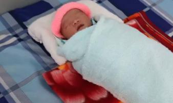 Phát hiện bé sơ sinh trong bọc ni lông bên đường Phát hiện bé sơ sinh trong bọc ni lông bên đường