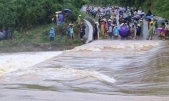 Cả gia đình bị lũ cuốn trôi khi đi đám cưới về Cả gia đình bị lũ cuốn trôi khi đi đám cưới về