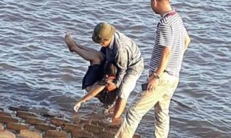 Rủ nhau đi tắm ở cửa biển, 2 học sinh lớp 6 đuối nước tử vong Rủ nhau đi tắm ở cửa biển, 2 học sinh lớp 6 đuối nước tử vong