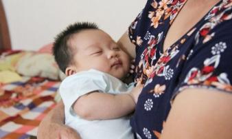 Bé gái mới 2 tháng tuổi vĩnh viễn mất mẹ sau thảm án Đan Phượng: Hơn 1 tuần nay con ngủ tốt, không khóc quấy như trước nữa Bé gái mới 2 tháng tuổi vĩnh viễn mất mẹ sau thảm án Đan Phượng: Hơn 1 tuần nay con ngủ tốt, không khóc quấy như trước nữa