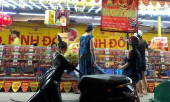 Chiêu trò bán bánh trung thu 'đại hạ giá' ở Sài Gòn Chiêu trò bán bánh trung thu 'đại hạ giá' ở Sài Gòn