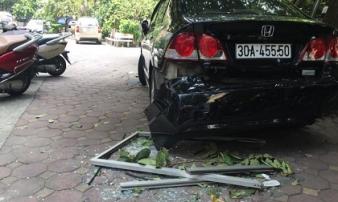 Cư dân thót tim vì cửa kính tòa nhà chung cư bất ngờ rơi trúng đuôi ô tô Cư dân thót tim vì cửa kính tòa nhà chung cư bất ngờ rơi trúng đuôi ô tô