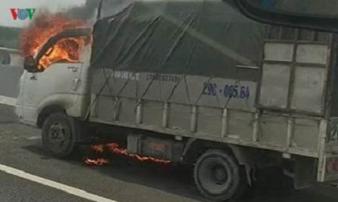 Xe tải bốc cháy dữ dội trên cao tốc Hạ Long Xe tải bốc cháy dữ dội trên cao tốc Hạ Long