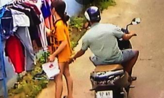 Kẻ sàm sỡ cô gái đang phơi quần áo bị phạt 200 nghìn đồng Kẻ sàm sỡ cô gái đang phơi quần áo bị phạt 200 nghìn đồng