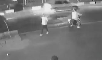 Giật điện thoại không thành, kẻ cướp rút dao dọa ông Tây Giật điện thoại không thành, kẻ cướp rút dao dọa ông Tây