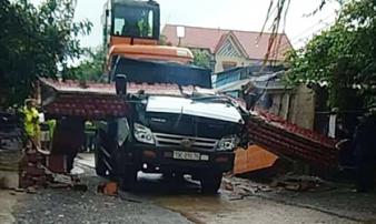 Xe húc đổ cổng chào, tài xế xe tải tử vong trong cabin bẹp rúm Xe húc đổ cổng chào, tài xế xe tải tử vong trong cabin bẹp rúm
