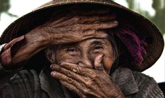 Khoảnh khắc lấy tay che miệng cười và hành trình trở thành cụ bà Việt đẹp nhất thế giới Khoảnh khắc lấy tay che miệng cười và hành trình trở thành cụ bà Việt đẹp nhất thế giới