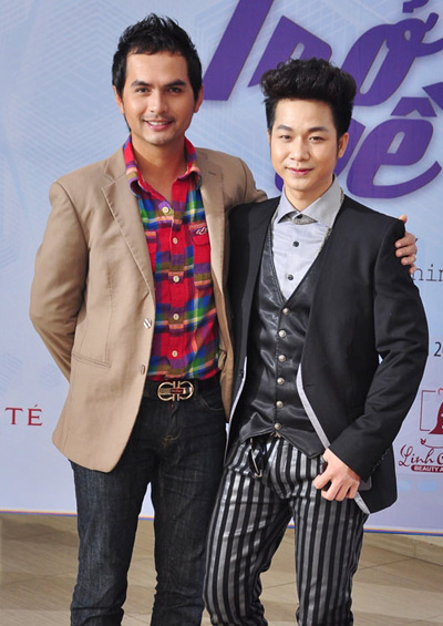 Phim có sự tham gia của hai nhân vật chính Đức Hải (trái) và Quách Tuấn Du. Ngoài ra còn có các diễn viên: Văn Phượng, Mỹ Dung, Xuân Thu, Trường Thịnh, Văn Đua... "Trở về" dài 31 tập do Senafilm sản xuất, phát sóng lúc 20h30, thứ tư đến chủ nhật hàng tuần, trên HTV7, bắt đầu từ ngày 29/1.