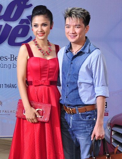 Đàm Vĩnh Hưng (trái) đến chúc mừng thành công của Việt Trinh trong vai trò mới.