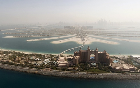 Khách sạn Atlantis và quần đảo hình cây cọ Palm Jumeirah nhìn từ trên không.