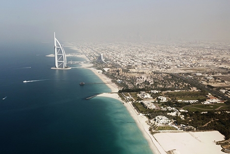 Burj Al Arab trông như một cánh buồm căng gió giữa biển khơi.