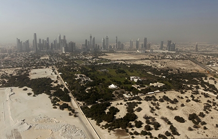 Đi trên đường cao tốc Sheikh Zayed có thể nhìn thấy rất nhiều tòa tháp ở Dubai.