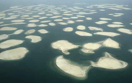 Dự án quần đảo Thế giới nằm ngoài khơi bờ biển Jumeirah, cách đất liền khoảng 4km. Bộ sưu tập các hòn đảo nhân tạo được hình thành mô phỏng theo hình các châu lục trên thế giới.