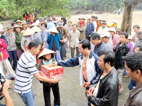 Dân làng Vân nhận quà tết