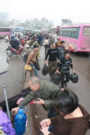 Hà Nội: Chen chúc về quê, bến xe ngạt thở