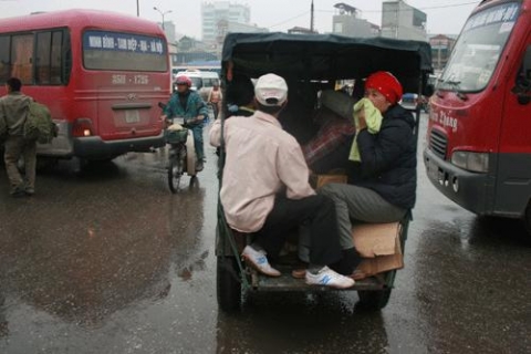 Hà Nội: Chen chúc về quê, bến xe ngạt thở