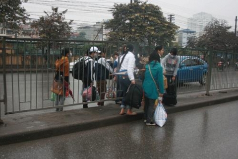 Hà Nội: Chen chúc về quê, bến xe ngạt thở