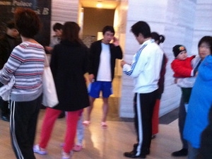 Các cư dân chạy vội xuống tầng trệt thậm chí không kịp mặc đồ ấm. Ảnh: Vietnam+