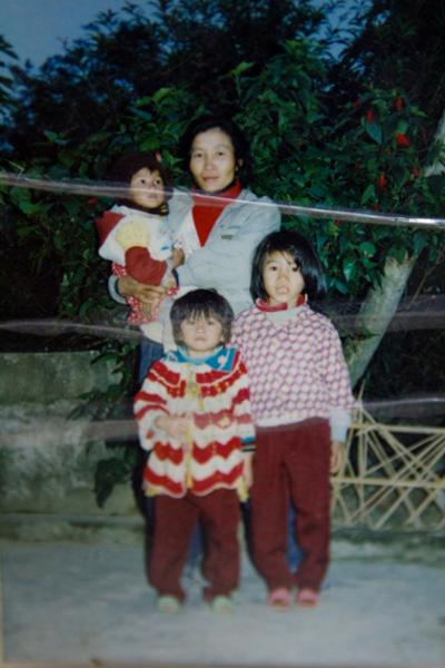 Top Model Hoàng Thùy lộ ảnh thơ bé 'xấu xí'