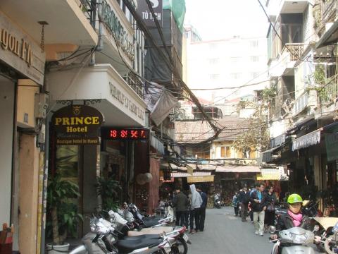 Phố Tô Tịch vốn làm nghề tiện nay đã chuyển hầu hết sang kinh doanh khách sạn, du lịch Ảnh: Minh Tuấn